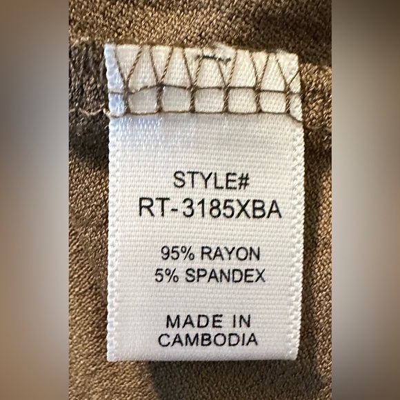 Zenana NWT Olive Green Women’s Short Sleeve, Cuffed Top w/Twisted Front - Picture 3 of 3